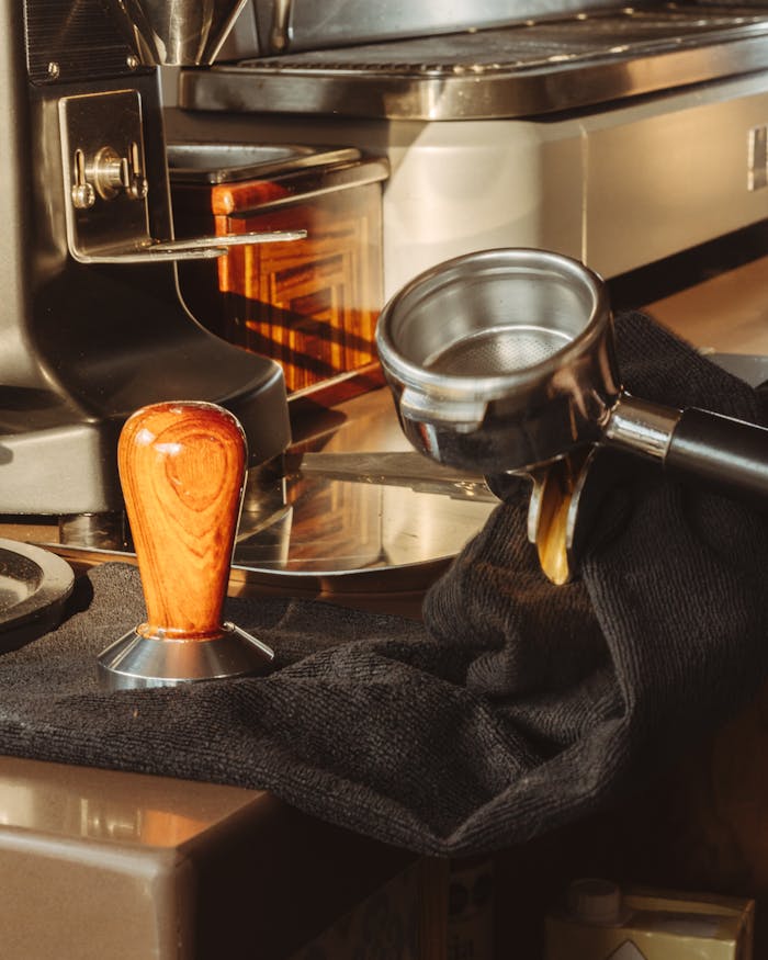 A detailed image of a coffee machine with a wooden tamper and portafilter in Santiago de Querétaro, México.